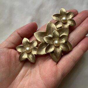Vintage Sarah Coventry Gold Tone Flower Floral Pearl Costume Estate Brooch